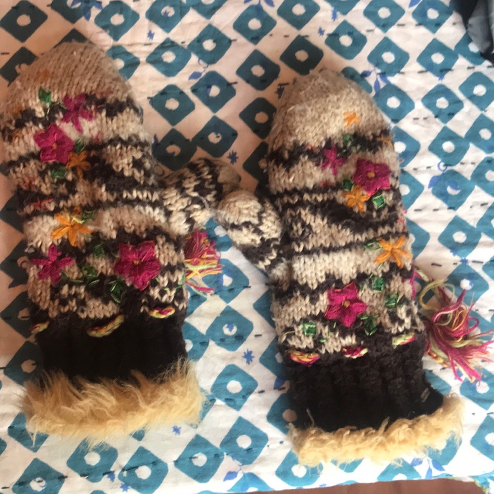 RARE Free people unique knit gloves fur tassel winter mittens mitts osfa